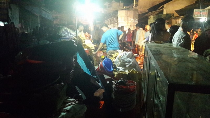 Người d&acirc;n tiến h&agrave;nh di chuyển đồ đạc ra khỏi khu vực nguy hiểm.