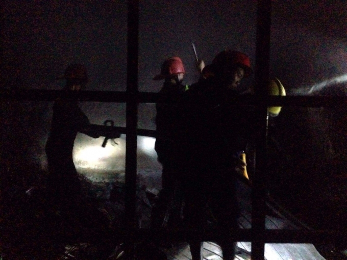 Lửa lớn cộng nhiều tiếng nổ ph&aacute;t ra từ căn ph&ograve;ng.