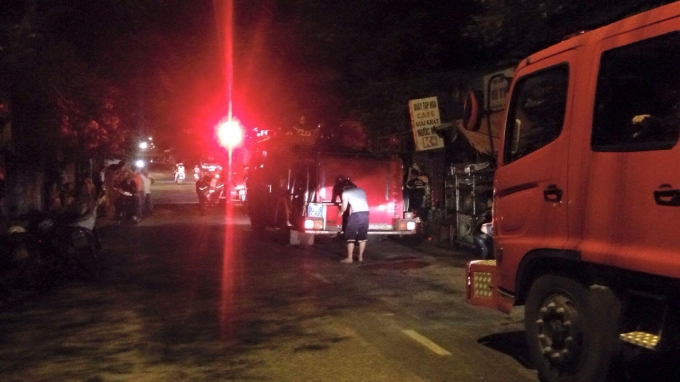 Lực lượng chức năng kịp thời khống chế ngọn lửa.