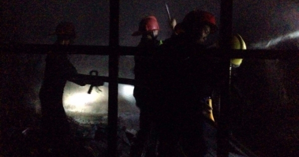 Huế: Lửa bao trùm căn phòng cụ bà rồi phát nổ, người dân hốt hoảng tháo chạy