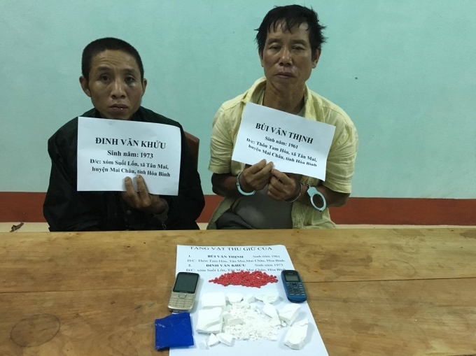 Hai đối tượng c&ugrave;ng tang vật vụ &aacute;n đ&atilde; bị C&ocirc;ng an Quan H&oacute;a bắt giữ. (Ảnh: C&ocirc;ng an Thanh H&oacute;a cung cấp)