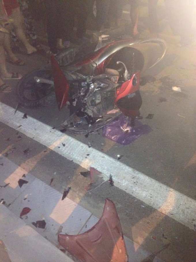 Vụ va chạm giữa xe m&aacute;y v&agrave; &ocirc; t&ocirc; đ&atilde; khiến 1 nam thanh ni&ecirc;n tử vong tại chỗ. (Nguồn: Bien19.biz)