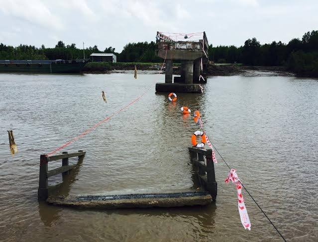 Cầu &Ocirc; R&ocirc; bị đổ sập ho&agrave;n to&agrave;n xuống s&ocirc;ng.