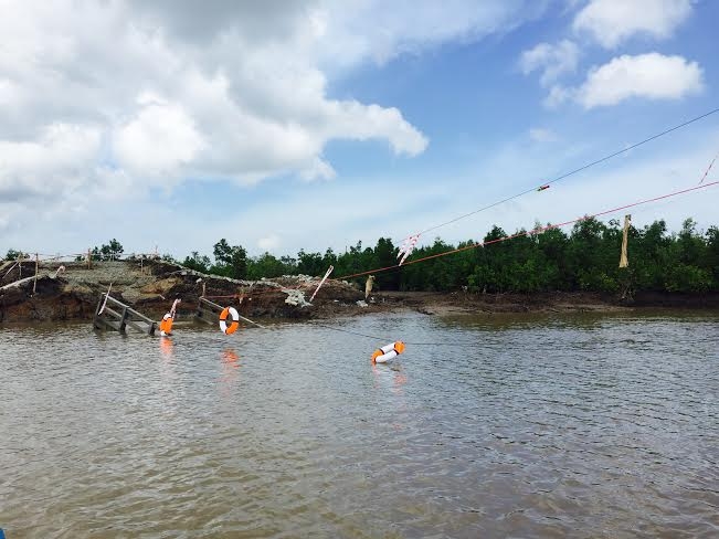 Ch&iacute;nh quyền địa phương cho căng d&acirc;y, treo phao cảnh b&aacute;o nguy hiểm khu vực cầu &Ocirc; R&ocirc;.