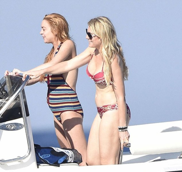 Ph&aacute;t hiện chồng lăng nhăng với g&aacute;i b&aacute;n hoa, Lindsay Lohan bị đ&aacute;nh d&atilde; man