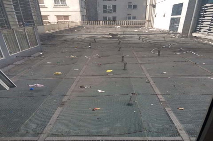 M&aacute;i chắn bể bơi bị qu&acirc;y k&iacute;n khiến cho nhiều cư d&acirc;n lo lắng về việc đảm bảo vệ sinh, an to&agrave;n chữa ch&aacute;y&hellip;