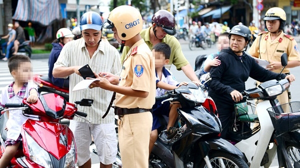 CSGT xử phạt người vi phạm. Ảnh internet.