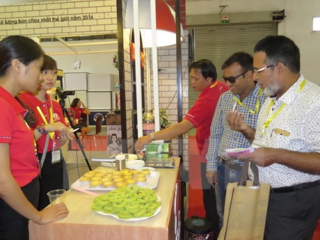 Kh&aacute;ch quốc tế t&igrave;m hiểu sản phẩm tại Triển l&atilde;m VietFood &amp;amp;amp; Beverage-ProPack Vietnam 2015. (Ảnh: Ho&agrave;ng Hải/TTXVN)