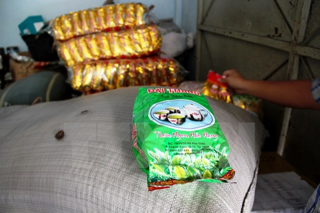 Cơ quan chức năng thu giữ to&agrave;n bộ số tr&agrave; th&agrave;nh phẩm, tr&agrave; nguy&ecirc;n liệu khoảng gần 1 tấn. Ảnh: Dương Ch&iacute; Tưởng/TTXVN