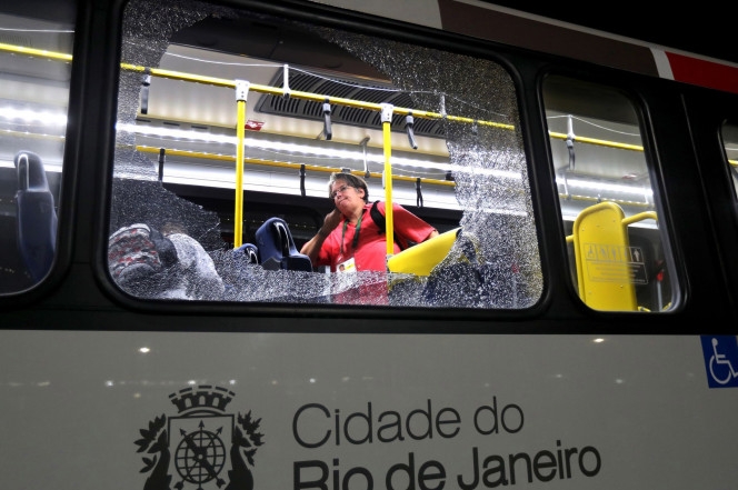 Cận cảnh cửa sổ bị tr&uacute;ng đạn. (Ảnh: AP)