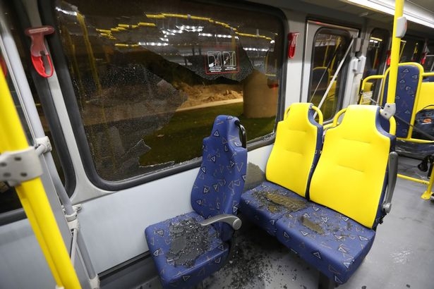 B&ecirc;n trong xe bus, k&iacute;nh rơi vương v&atilde;i tr&ecirc;n s&agrave;n. (Ảnh: David Davies)