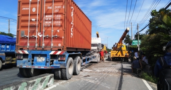 TP HCM: Xe container nổ lốp lao vào nhà dân