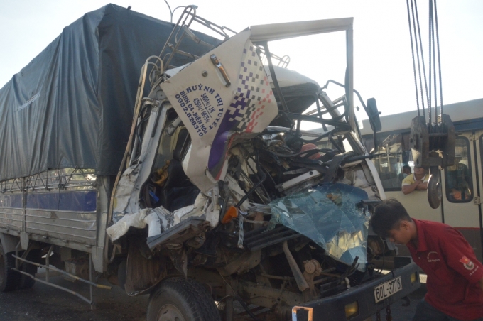 Phần đầu xe tải bẹp d&uacute;m sau c&uacute; t&ocirc;ng li&ecirc;n ho&agrave;n