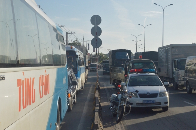 &Ugrave;n xe tr&ecirc;n quốc lộ 1A