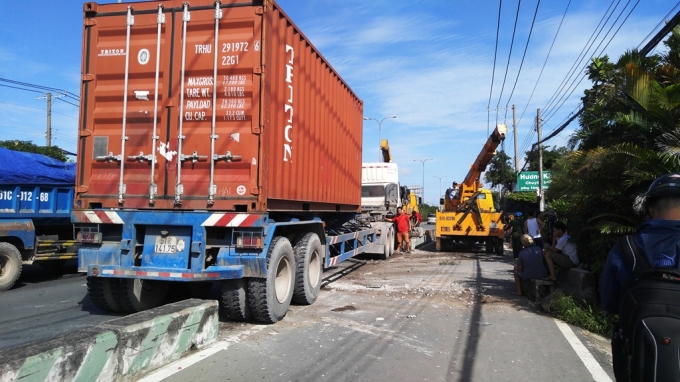 Chiếc container lao ầm ầm v&agrave;o nh&agrave; d&acirc;n tr&ecirc;n quốc lộ 22.