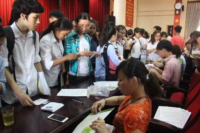 C&aacute;c th&iacute; sinh gửi hồ sơ qua đường bưu điện nộp ảnh bổ sung hồ sơ dự thi Năng khiếu b&aacute;o ch&iacute;.  (Ảnh: Thảo Nguy&ecirc;n).