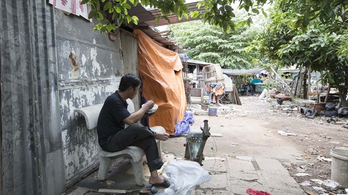 Anh Nguyễn Tấn Ki&ecirc;n, gia đ&igrave;nh đ&atilde; 3 đời ở khu vực n&agrave;y, cho biết hồi nhỏ nước ở đ&acirc;y trong vắt, kh&ocirc;ng một vết b&ugrave;n, trẻ con bơi đầy k&ecirc;nh.