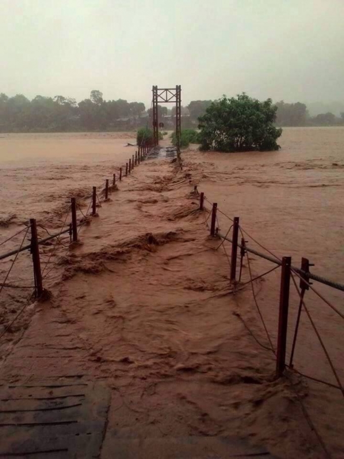 C&acirc;y cầu treo tại x&atilde; Ph&igrave;n Ngan bị lũ cuốn tr&ocirc;i.&nbsp;
