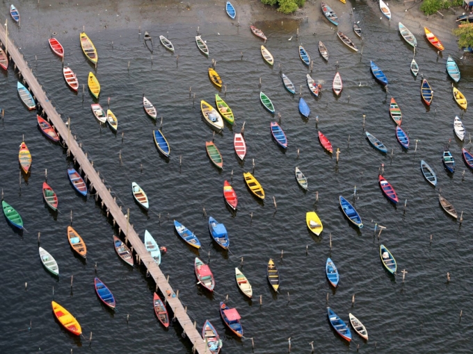 Ch&egrave;o thuyền l&agrave; một hoạt động rất phổ biến ở Rio. Khi đến đ&acirc;y, du kh&aacute;ch c&oacute; thể nh&igrave;n thấy rất nhiều thuyền nằm rải r&aacute;c ở biển v&agrave; s&ocirc;ng suối gần th&agrave;nh phố. (Ảnh: Reuters)