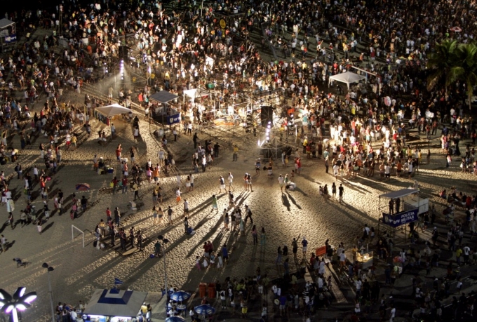 Ban đ&ecirc;m ở c&aacute;c b&atilde;i biển của Rio thường xuy&ecirc;n tổ chức c&aacute;c lễ hội nhảy m&uacute;a v&agrave; ca h&aacute;t. (Ảnh: Reuters)