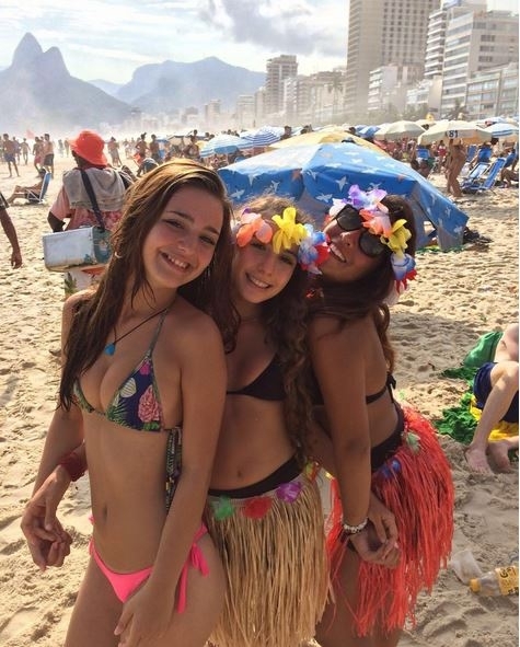 Những c&ocirc; g&aacute;i Latinh với l&agrave;n da r&aacute;m nắng n&oacute;ng bỏng tr&ecirc;n những b&atilde;i biển tuyệt đẹp của Rio. (Ảnh: Twitter)