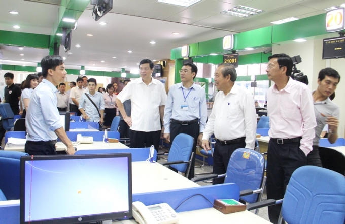 Ph&oacute; thủ tướng Trương H&ograve;a B&igrave;nh c&ugrave;ng đo&agrave;n kiểm tra thăm trung t&acirc;m h&agrave;nh ch&iacute;nh c&ocirc;ng. (ảnh: Minh Long).