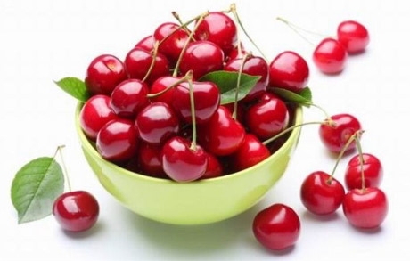 Quả anh đ&agrave;o: Mặc d&ugrave; l&agrave; loại quả đẹp mắt v&agrave; ngon miệng nhưng nếu ăn cả hạt anh đ&agrave;o, bạn đ&atilde; v&ocirc; t&igrave;nh nạp v&agrave;o cơ thể axit cyanhytric, chất ng&acirc;y ngộ độc với c&aacute;c triệu chứng ban đầu như: đau đầu, ch&oacute;ng mặt, &oacute;i mửa, rối loạn ti&ecirc;u h&oacute;a, tim đập nhanh&hellip;