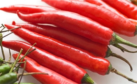 Ớt đỏ: Trong ớt đỏ c&oacute; th&agrave;nh phần capsaicin (chất g&acirc;y cay, n&oacute;ng) khiến cho bạn c&oacute; cảm gi&aacute;c th&uacute; vị khi ăn, tuy nhi&ecirc;n, ăn qu&aacute; nhiều cơ thể bạn sẽ kh&ocirc;ng chịu nổi, t&ecirc; liệt vị gi&aacute;c v&agrave; c&oacute; thể nguy hiểm đến t&iacute;nh mạng nữa.