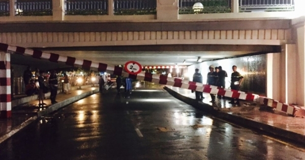 TP HCM: Xe ben tông sập thanh giới hạn cầu Bông, nhiều người thoát chết