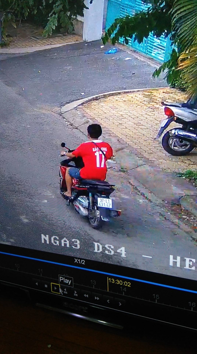 T&ecirc;n trộm mặc chiếc &aacute;o số 17