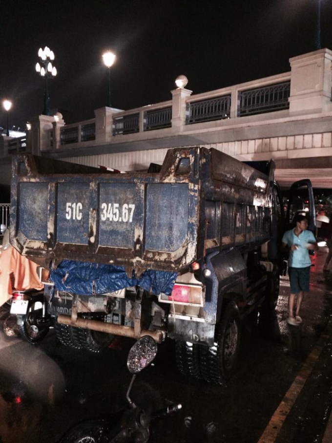 Chiếc xe ben t&ocirc;ng sập thanh giới hạn chiều cao của cầu B&ocirc;ng