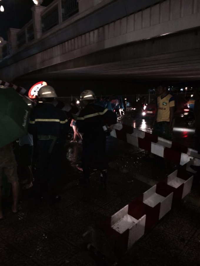 Lực lượng cứu hộ tiến h&agrave;nh khăc phục sự cố