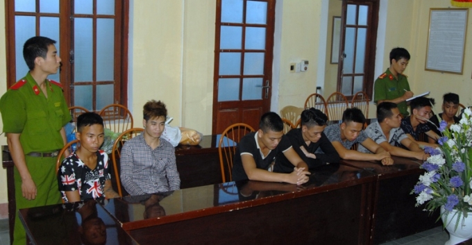 Lực lượng C&ocirc;ng an H&agrave; Nam lấy lời khai c&aacute;c đối tượng trong vụ &aacute;n. (Ảnh: C&ocirc;ng an H&agrave; Nam)