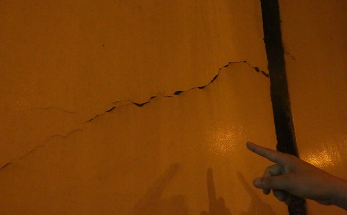 Vết nứt trong hầm Hải V&acirc;n khiến nhiều t&agrave;i xế lo lắng khi qua hầm.