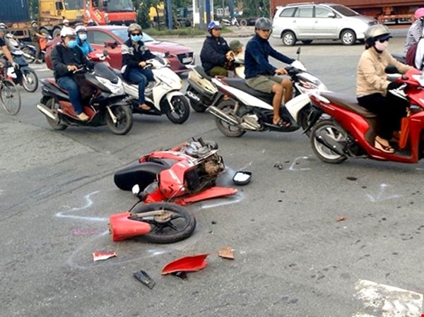 Tại hiện trường, chiếc xe m&aacute;y bị g&atilde;y đ&ocirc;i sau c&uacute; va chạm mạnh ở giao lộ&nbsp;nam thanh ni&ecirc;n nhập viện trong t&igrave;nh trạng nguy kịch&nbsp;- Ảnh: Nguyễn T&acirc;n/ PLO.