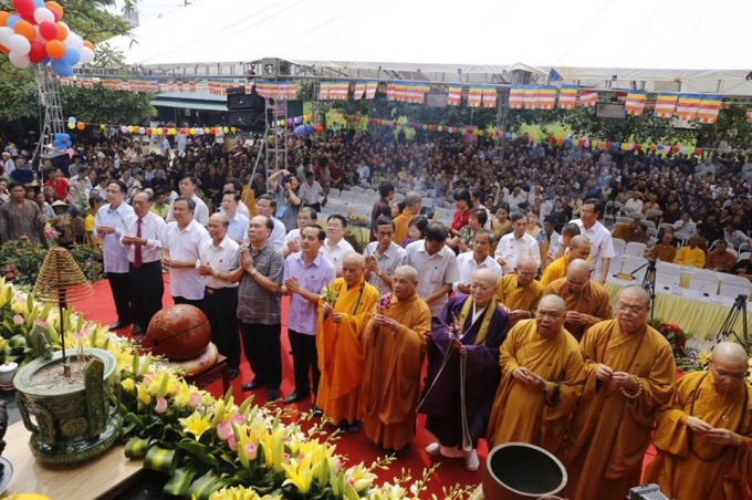 Nghi lễ d&acirc;ng hương.