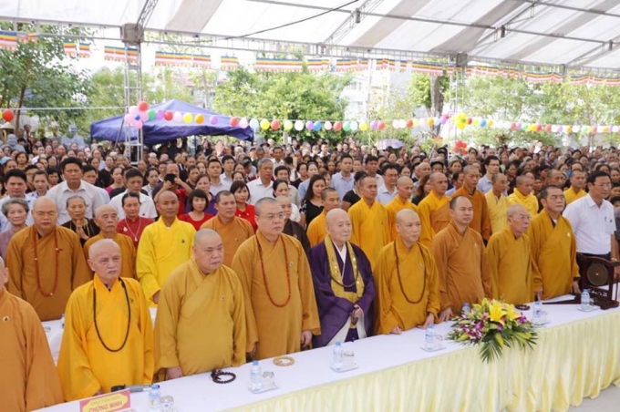 Đến với Đại lễ với l&ograve;ng tin Phật ngọc sẽ đem lại h&ograve;a b&igrave;nh cho thế giới.