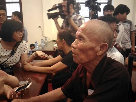 &Ocirc;ng Trần Văn Th&ecirc;m (80 tuổi, ngụ tại Bắc Ninh), người đ&atilde; mang th&acirc;n phận tử t&ugrave; hơn suốt 40 năm qua. Ảnh Plo.vn