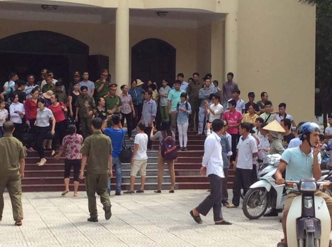 &nbsp;H&agrave;ng trăm người d&acirc;n tới tham dự buỗi c&ocirc;ng khai xin lỗi &ocirc;ng Trần Văn Th&ecirc;m.