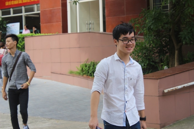 Phỏng vấn xong Năng khiếu b&aacute;o ch&iacute;, c&aacute;c th&iacute; sinh tươi cười bước ra khỏi ph&ograve;ng thi. (Ảnh: Thảo Nguy&ecirc;n).