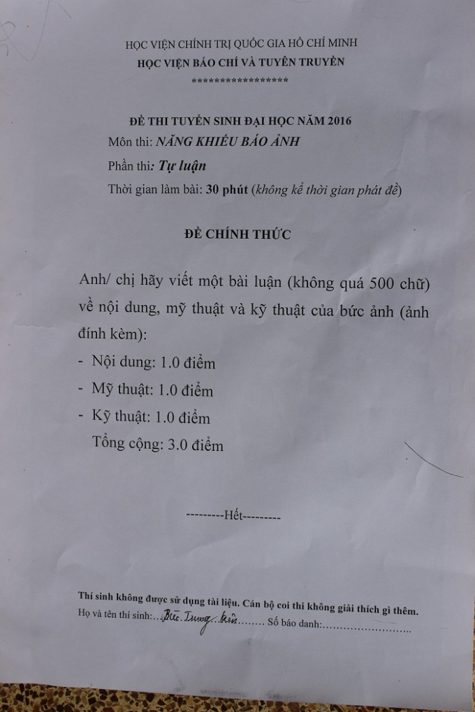 Đề thi b&agrave;i luận của m&ocirc;n Năng khiếu b&aacute;o ch&iacute; chuy&ecirc;n ng&agrave;nh Ảnh b&aacute;o ch&iacute; trang 2 ng&agrave;y 11/8.