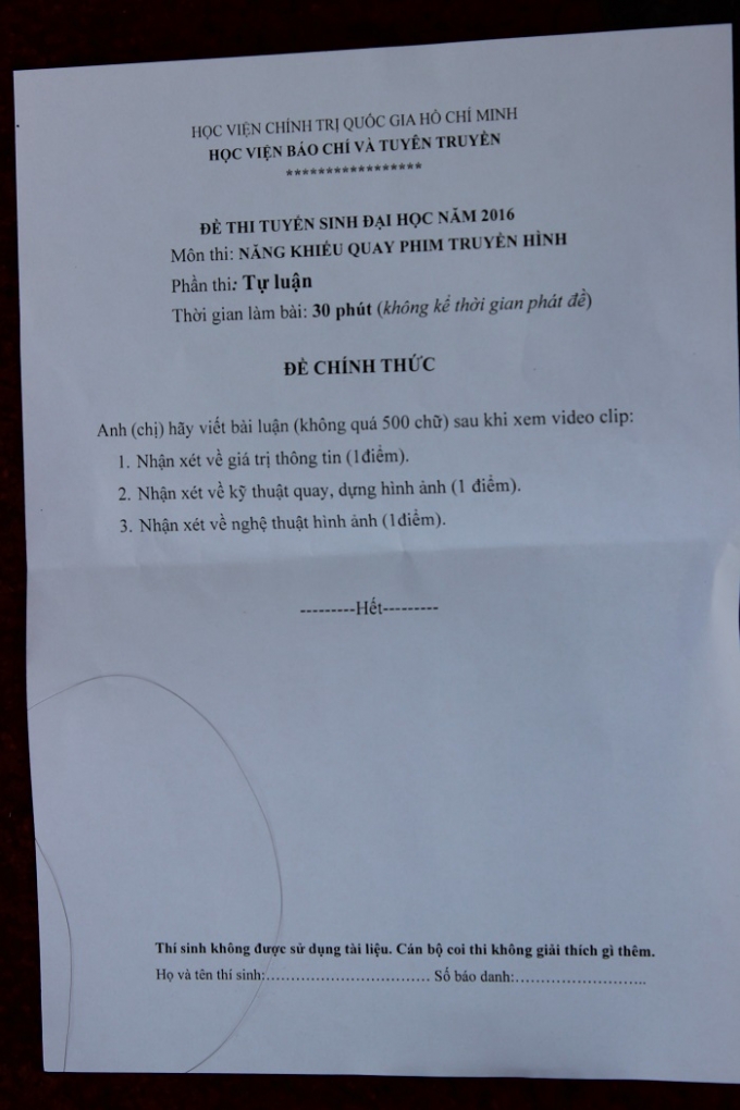 Đề thi b&agrave;i luận của m&ocirc;n Năng khiếu b&aacute;o ch&iacute; chuy&ecirc;n ng&agrave;nh Quay phim truyền h&igrave;nh ng&agrave;y 11/8.
