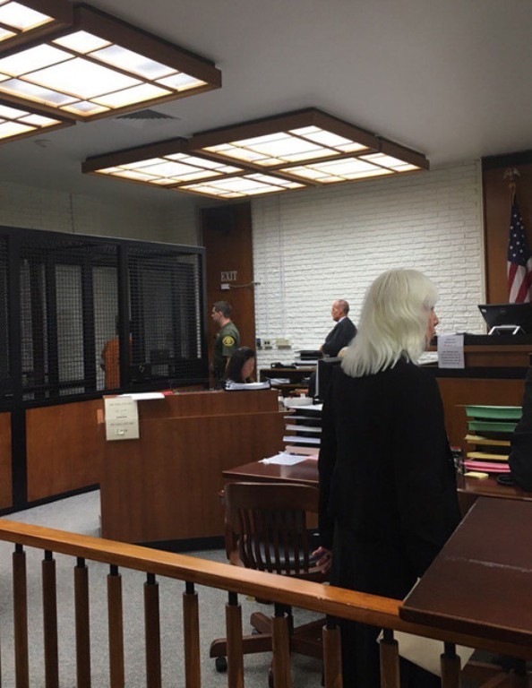 Minh B&eacute;o lu&ocirc;n n&eacute; tr&aacute;nh ống k&iacute;nh của ph&oacute;ng vi&ecirc;n.