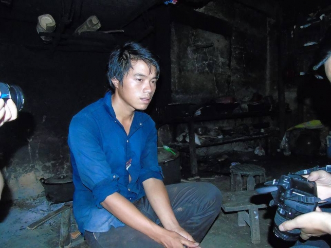 Tẩn &Ocirc;ng Nải buồn b&atilde; kể lại sự việc đau thương.