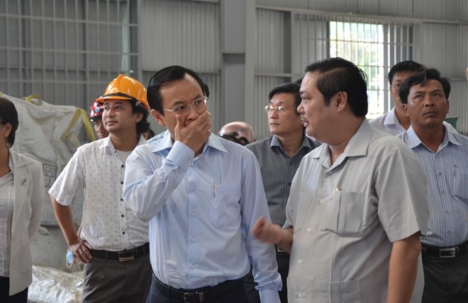 &Ocirc;ng Nguyễn Xu&acirc;n Anh trong một lần đi thị s&aacute;t &ocirc; nhiễm m&ocirc;i trường ở b&atilde;i r&aacute;c Kh&aacute;nh Sơn. Ảnh:&nbsp;Đo&agrave;n Nguy&ecirc;n.&nbsp;