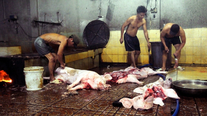 Ba người đ&agrave;n &ocirc;ng giết heo dưới s&agrave;n nh&agrave; dơ bẩn - Ảnh: A Lộc