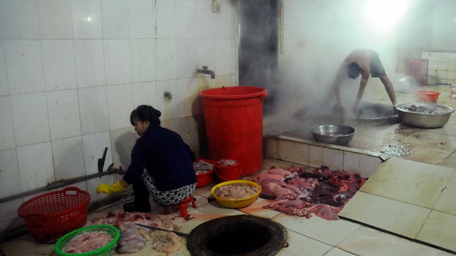 L&ograve;ng heo được bỏ bừa b&atilde;i dưới nền nh&agrave; - Ảnh: A Lộc