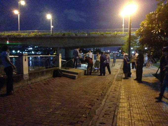 Thi thể nạn nh&acirc;n được vớt l&ecirc;n bờ.