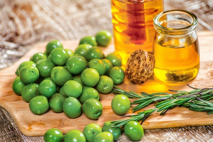 Cả t&ocirc;m v&agrave; dầu oliu đều l&agrave; thực phẩm chứa nhiều chất dinh dưỡng, tuy nhi&ecirc;n, khi kết hợp ch&uacute;ng với nhau sẽ th&agrave;nh chất độc g&acirc;y hại cho cơ thể.