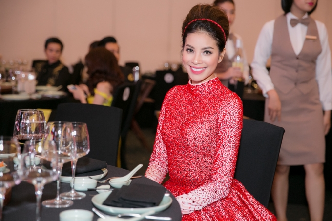 Người đẹp ngồi nghe đ&agrave;n chị H&agrave; Hồ h&aacute;t.